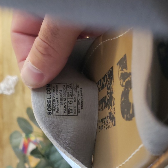 Sorel woman's sandals 9.5 silver and tan - Picture 3 of 3